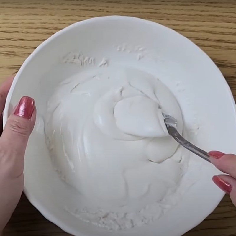 Step 1 Mixing the flour for Microwave Pink Cake