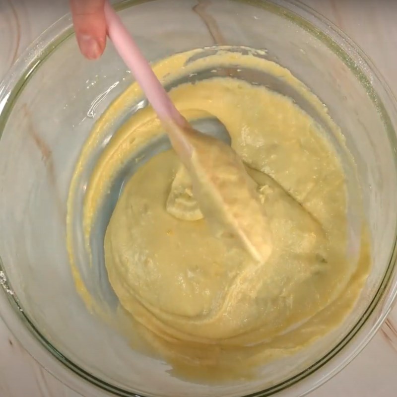 Step 3 Mix the dough for the fluffy pumpkin cake