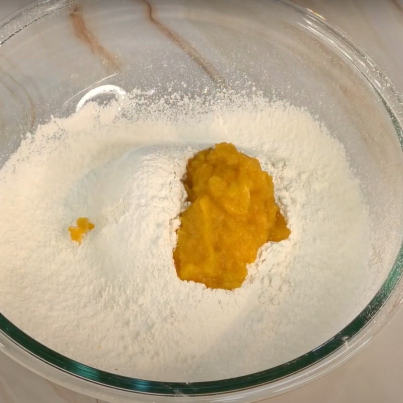 Step 3 Mix the batter for Steamed Pumpkin Cake