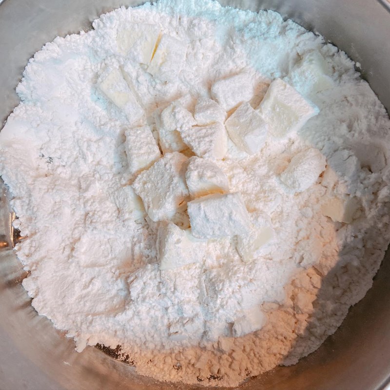 Step 1 Mix the dough for Traditional Baked Apple Pie