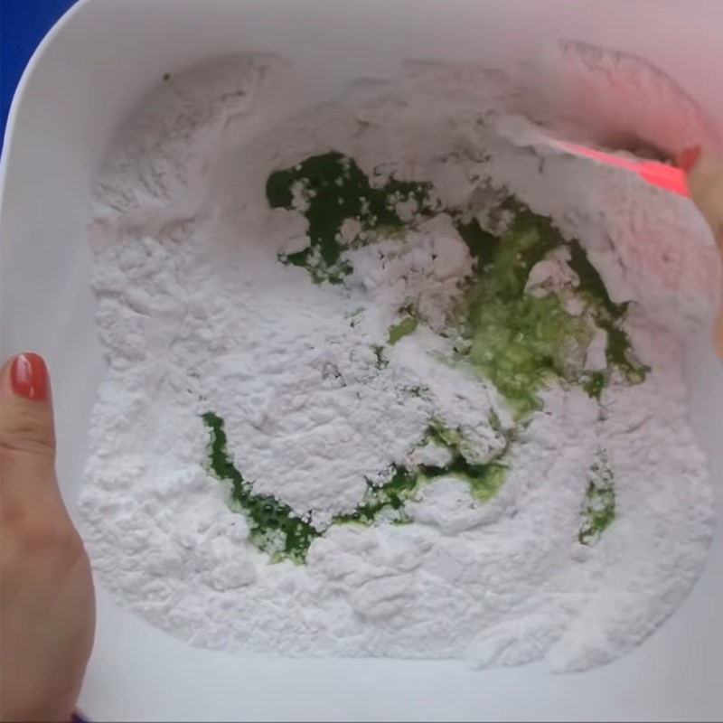 Step 2 Mixing the dough for pandan leaf tai yen cake