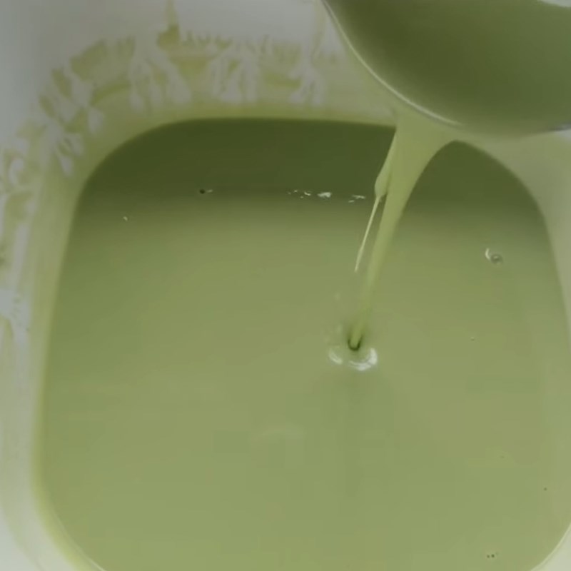 Step 2 Mixing the dough for pandan leaf tai yen cake
