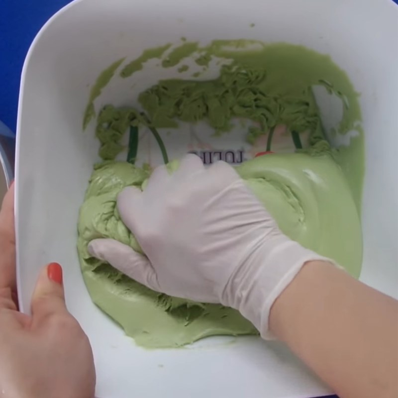Step 2 Mixing the dough for pandan leaf tai yen cake