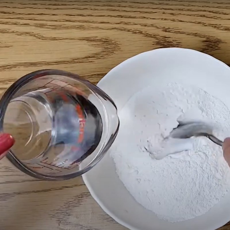 Step 1 Mixing the flour for Microwave Pink Cake