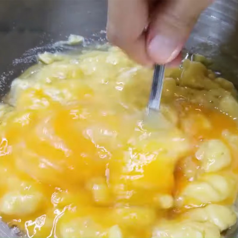 Step 2 Mix the wet ingredients Yogurt Banana Cake using an air fryer