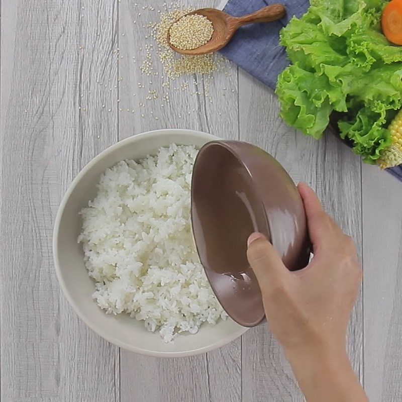 Step 3 Mixing vegetarian sushi rice with vegetables