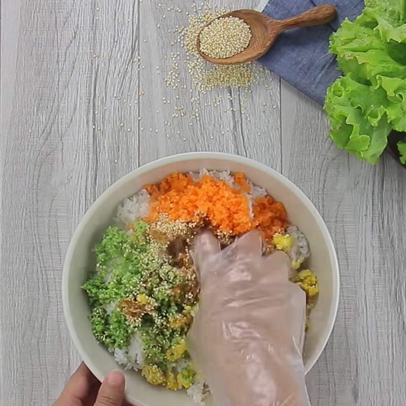 Step 3 Mixing vegetarian sushi rice with vegetables