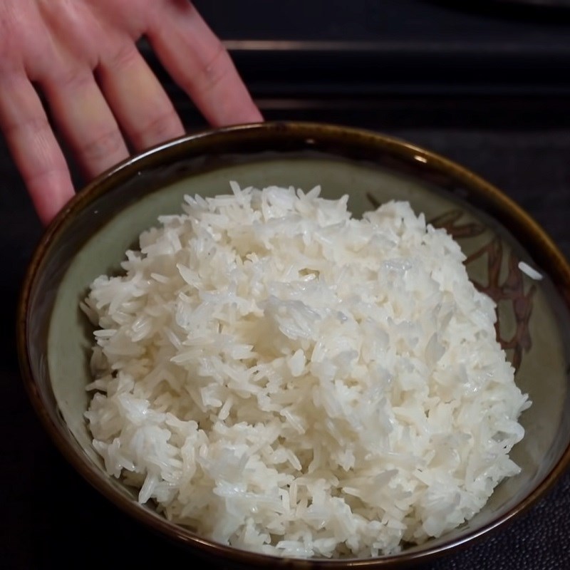 Step 1 Mix the rice for pickled burdock root vegetarian sushi