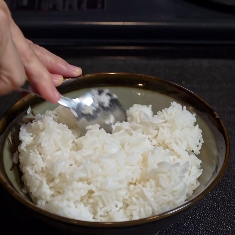Step 1 Mix the rice for pickled burdock root vegetarian sushi