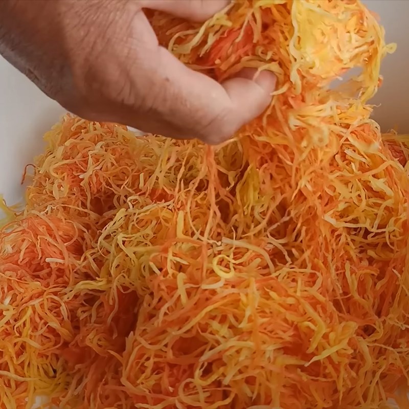 Step 4 Mixing papaya Fish sauce with green papaya and roasted rice flour
