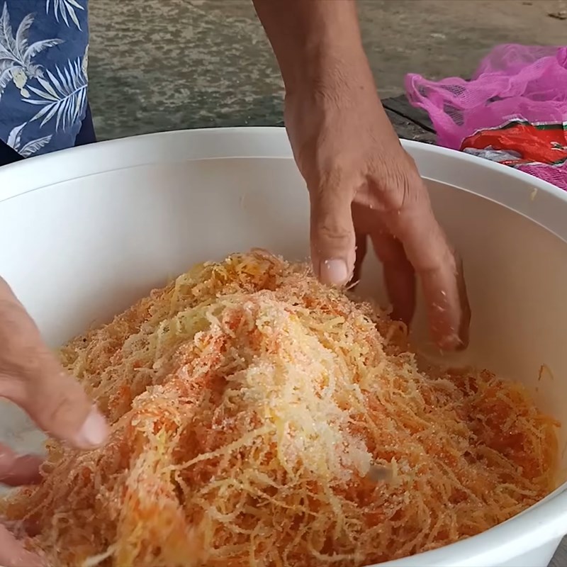 Step 4 Mixing papaya Fish sauce with green papaya and roasted rice flour