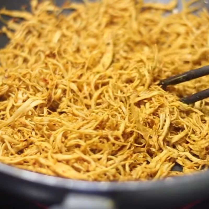 Step 3 Mix the spices and fry the chicken for Spicy Shredded Chicken using a pan