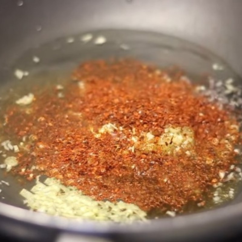 Step 3 Mix the spices and fry the chicken for Spicy Shredded Chicken using a pan