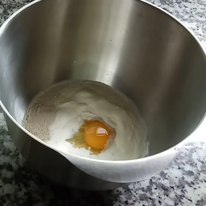 Step 1 Mixing the dough mixture for Hollow Fried Cake