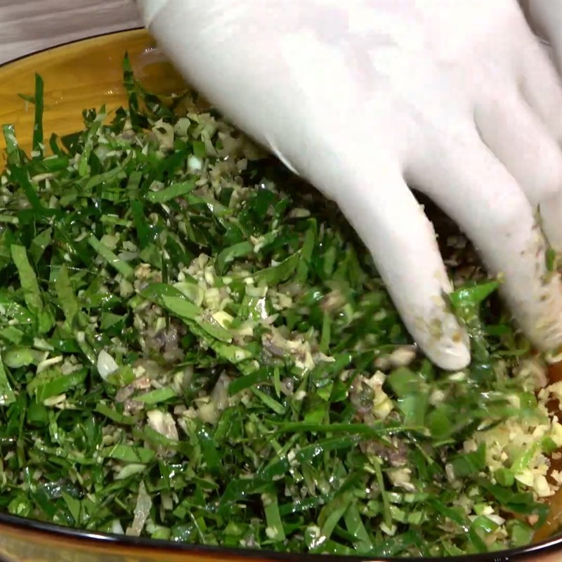 Step 3 Mix the mac mat leaves marinade for grilled pork leg