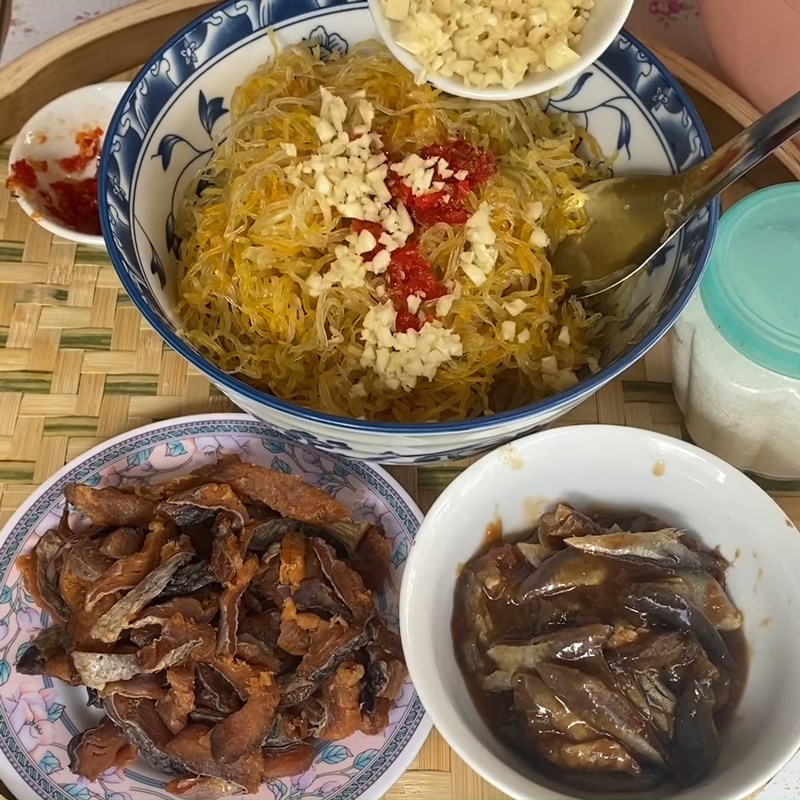 Step 4 Mix the fish sauce with simple catfish and papaya