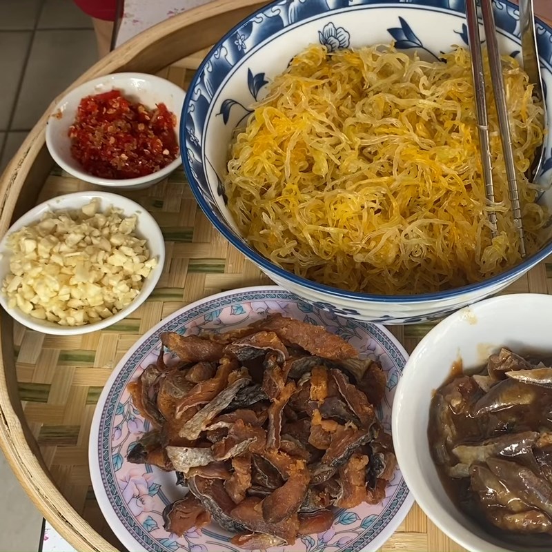 Step 4 Mix the fish sauce with simple catfish and papaya