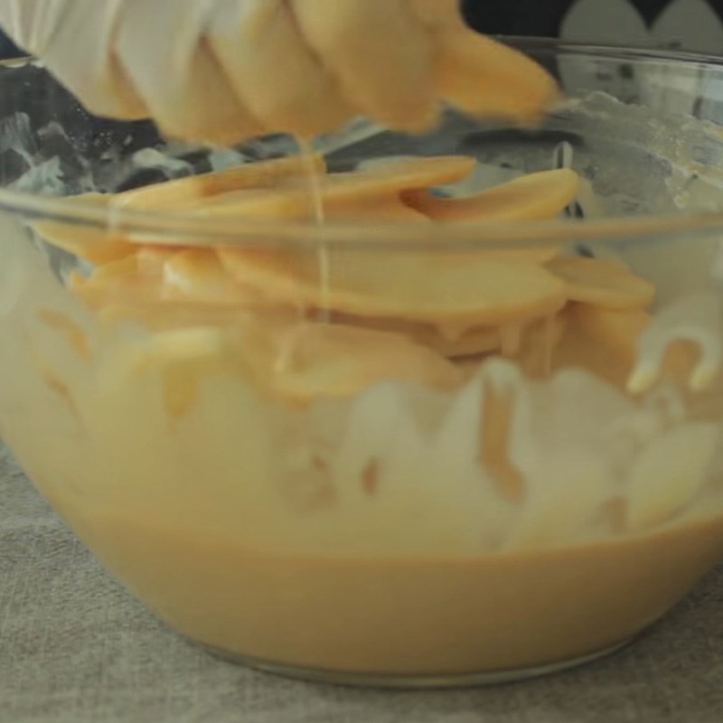 Step 3 Mix the apples with the invisible apple pie dough