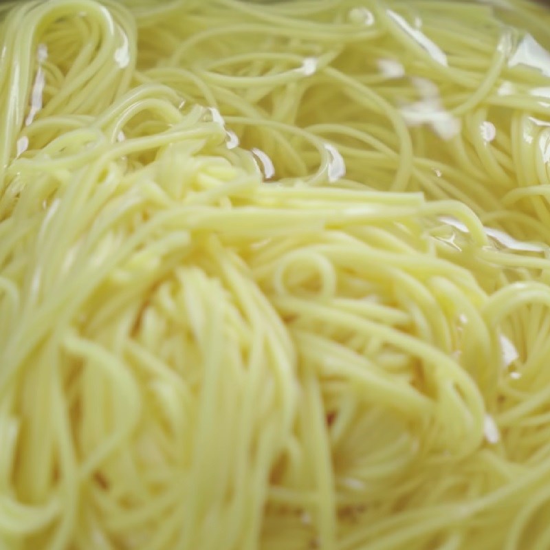 Step 6 Blanching noodles for Hu Tieu noodles
