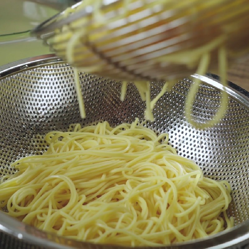 Step 6 Blanching noodles for Hu Tieu noodles
