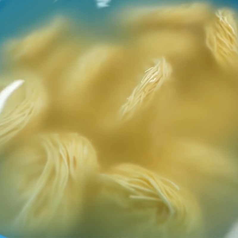 Step 6 Blanching noodles Roasted chicken noodles using an air fryer