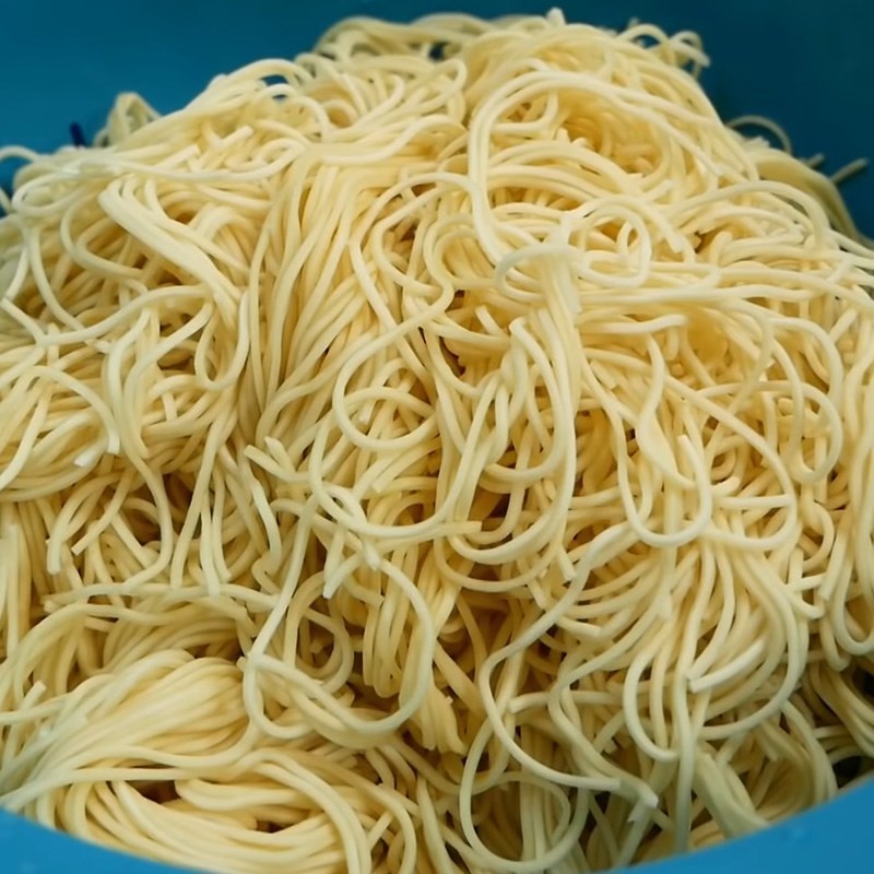 Step 6 Blanching noodles Roasted chicken noodles using an air fryer