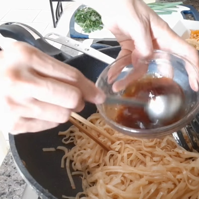 Step 5 Blanching and Stir-frying Noodles with Ingredients Seafood Stir-fried Noodles