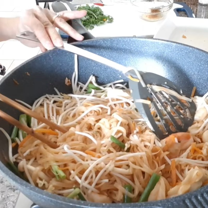 Step 5 Blanching and Stir-frying Noodles with Ingredients Seafood Stir-fried Noodles