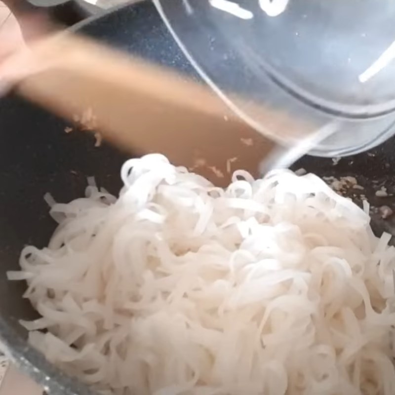 Step 5 Blanching and Stir-frying Noodles with Ingredients Seafood Stir-fried Noodles