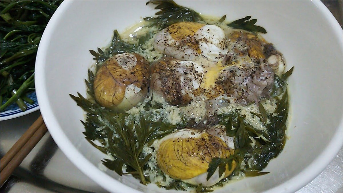2 Ways to Make Delicious and Nutritious Beer Steamed Duck Eggs with Vietnamese Mint 2 Beer steamed duck eggs