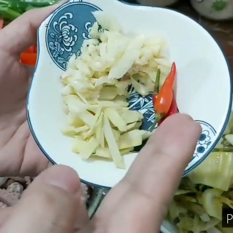Step 2 Prepare the remaining ingredients Stir-fried octopus with pickled cabbage