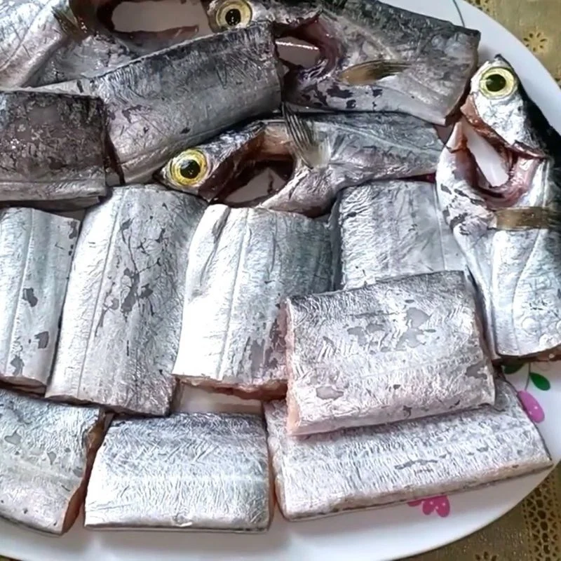Step 1 Marinate the Fish for Spicy Sour Fresh Mackerel Soup