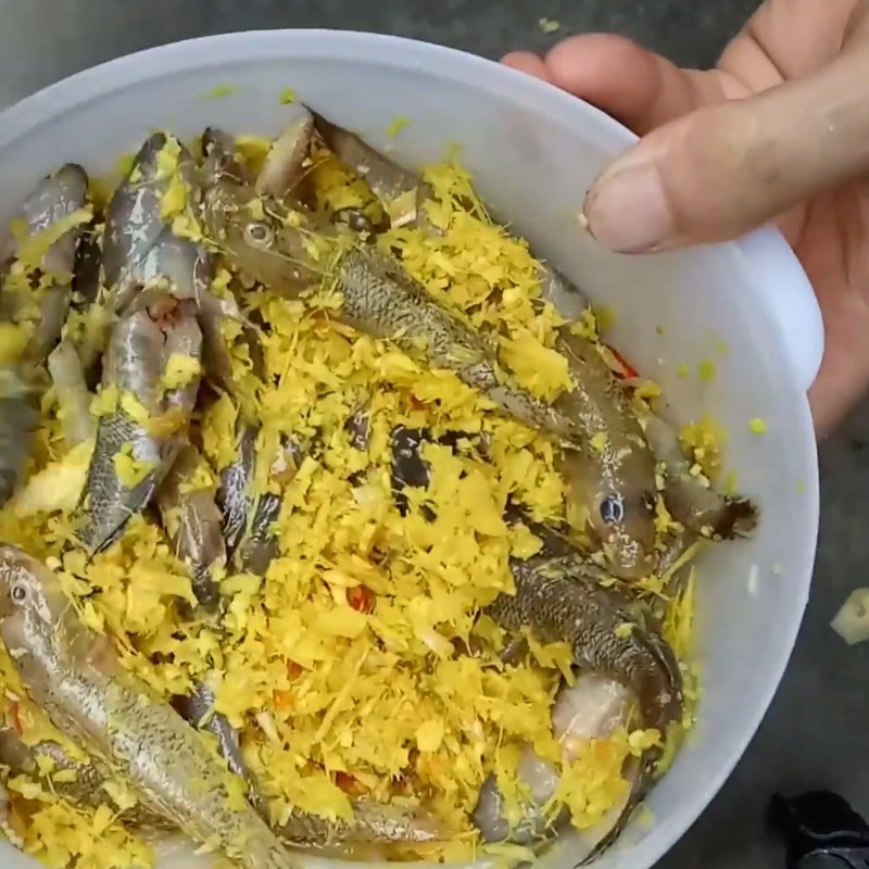 Step 3 Marinate the fish for braised goby fish