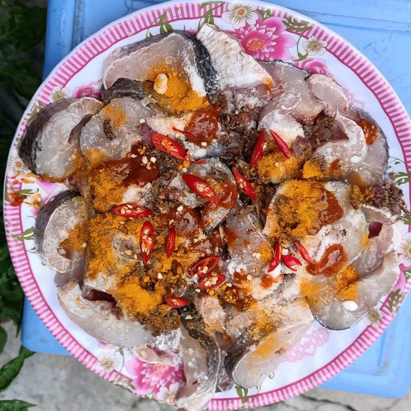 Step 3 Marinate the fish Quang noodles with snakehead fish (recipe shared by users)