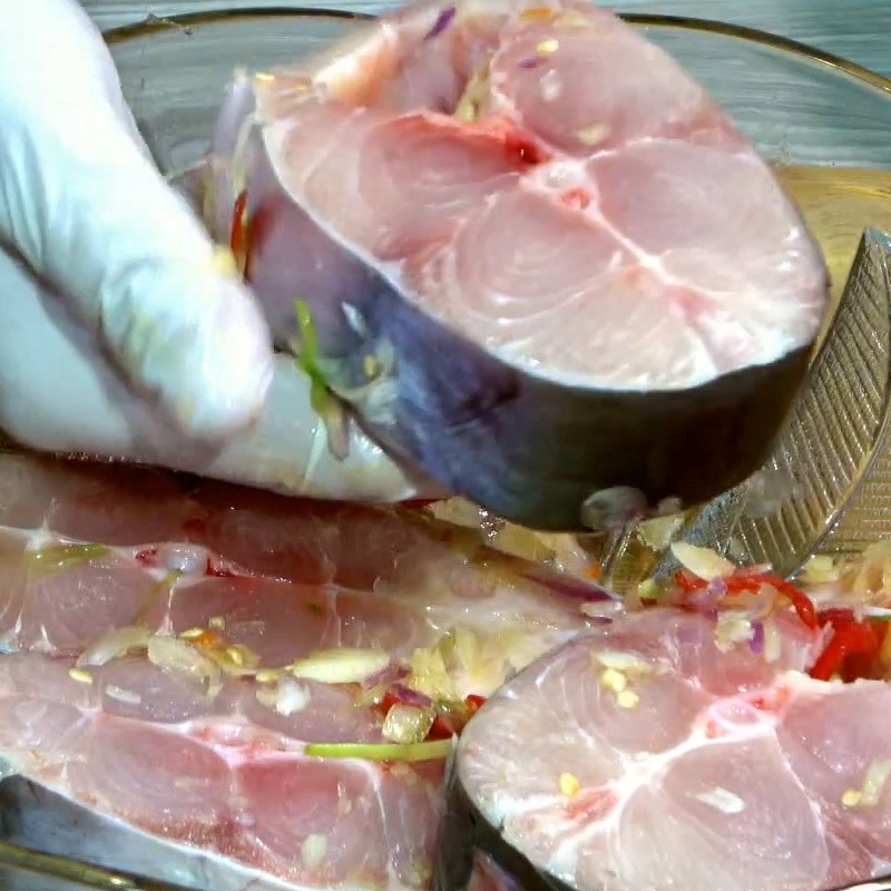 Step 2 Marinate the fish for braised snakehead fish