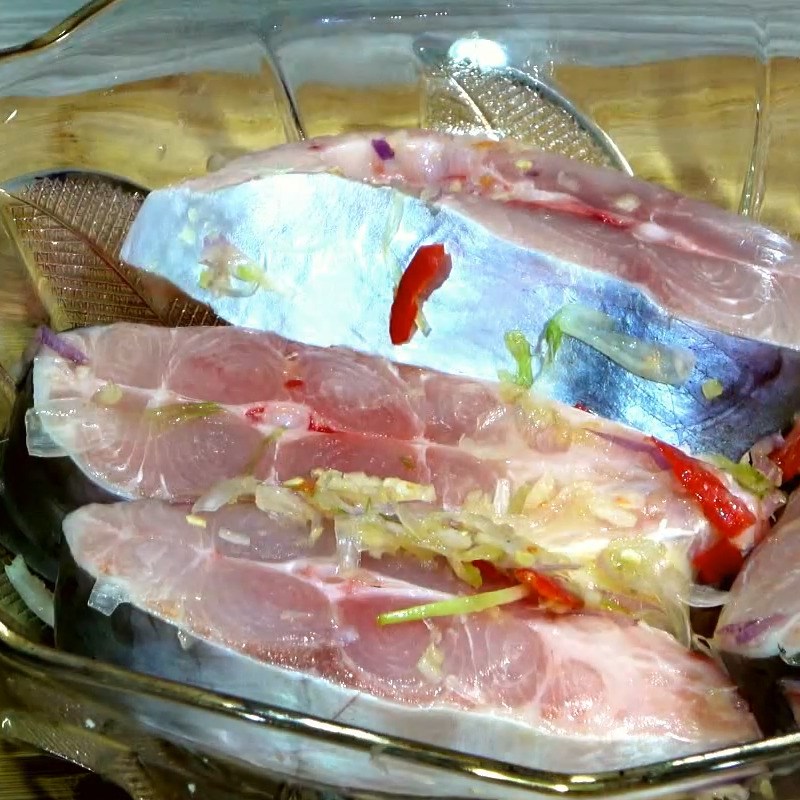 Step 2 Marinate the fish for braised snakehead fish
