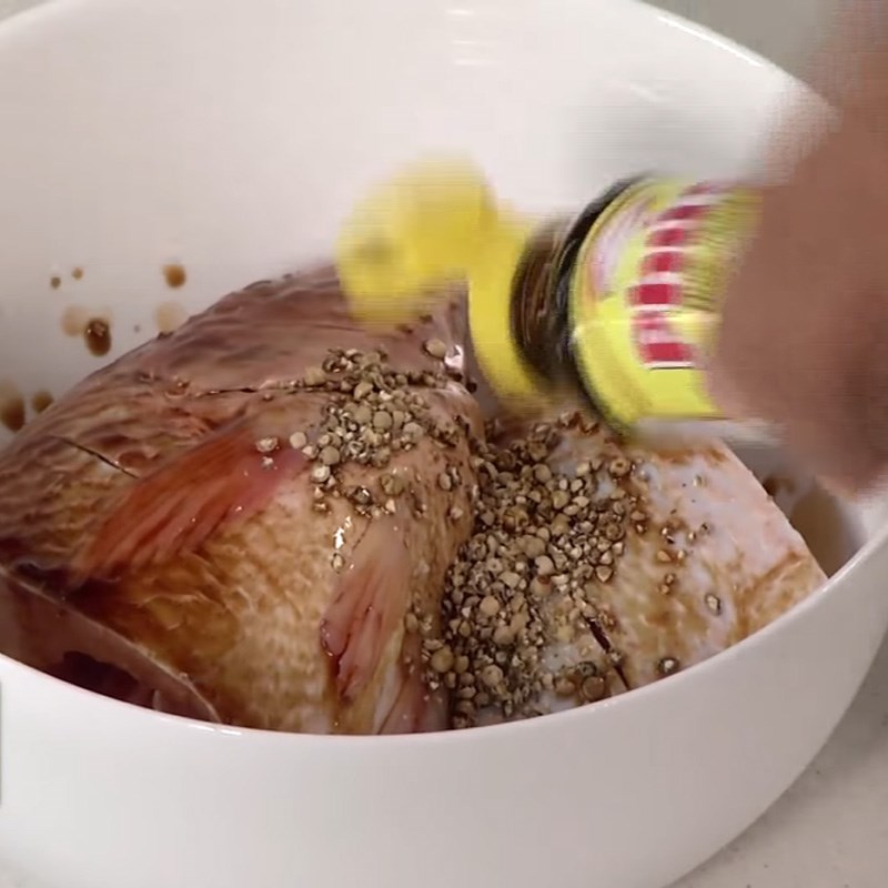 Step 3 Marinate the fish Red tilapia braised with soy sauce