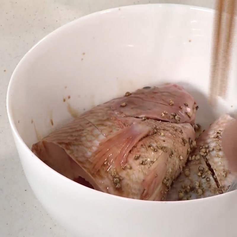 Step 3 Marinate the fish Red tilapia braised with soy sauce