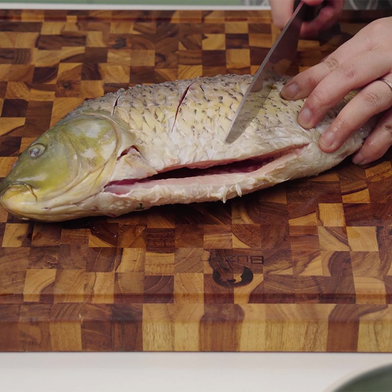 Step 3 Marinate the fish Carp steamed with beer and lemongrass