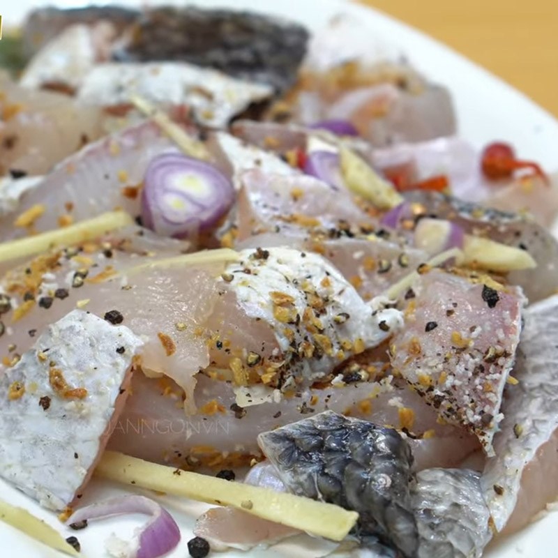 Step 3 Marinate snakehead fish with coconut milk porridge