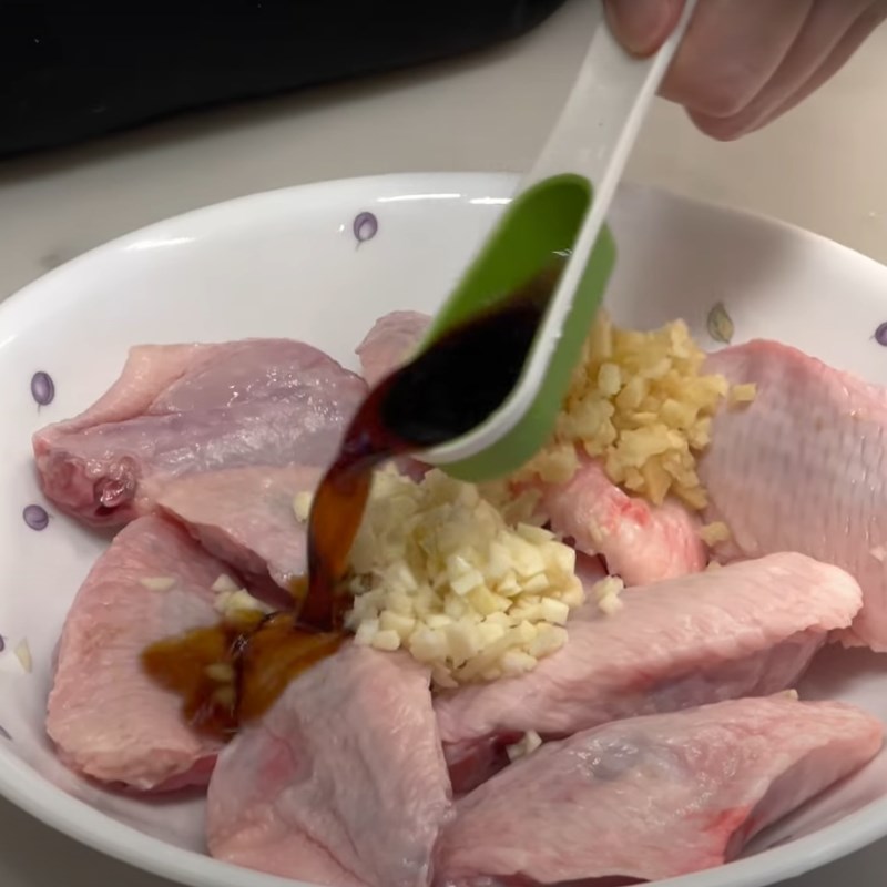 Step 1 Marinate the chicken mid-wings for Chicken Wing Rice with Soy Sauce