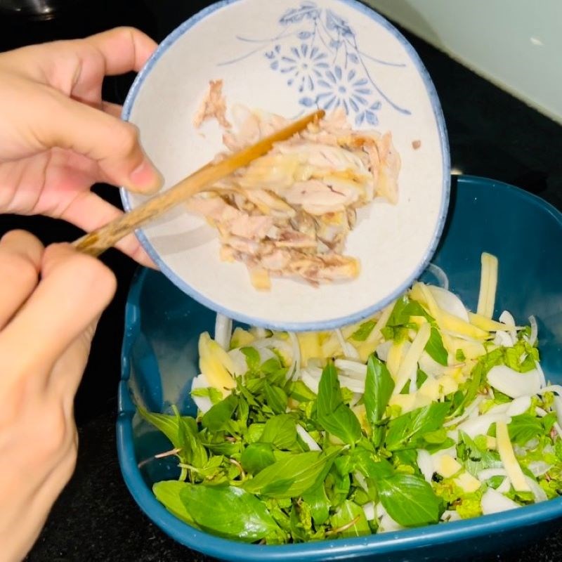 Step 2 Mixing the salad Duck salad with onion