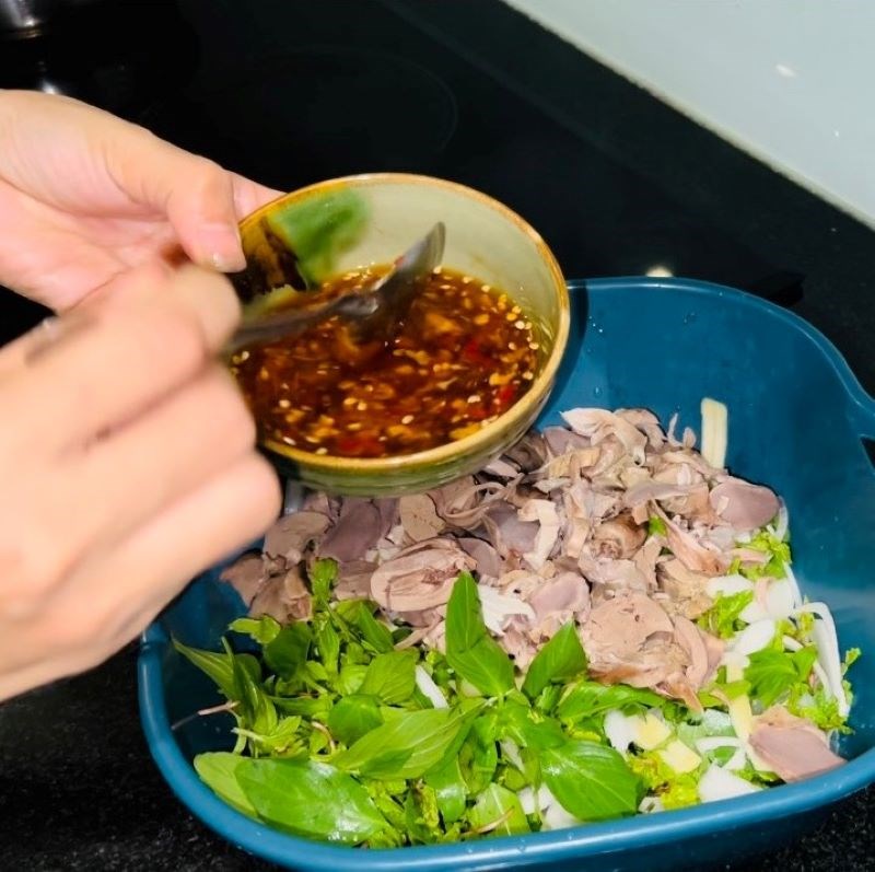 Step 2 Mixing the salad Duck salad with onion