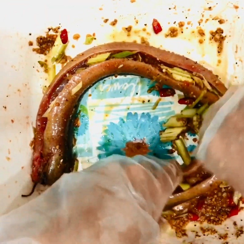 Step 2 Marinating spices Grilled eel with salt and chili