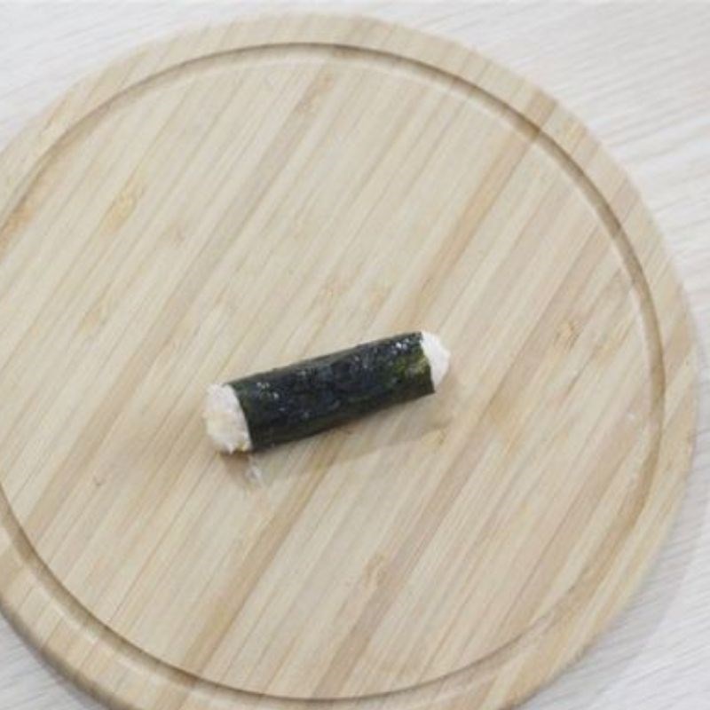 Step 3 Marinate the spices and roll the chicken breast with seaweed Chicken rolled with seaweed