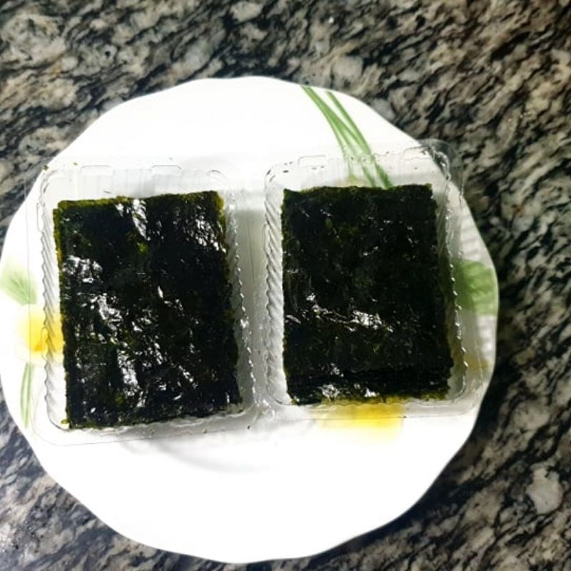 Step 3 Marinate the spices and roll the chicken breast with seaweed Chicken rolled with seaweed