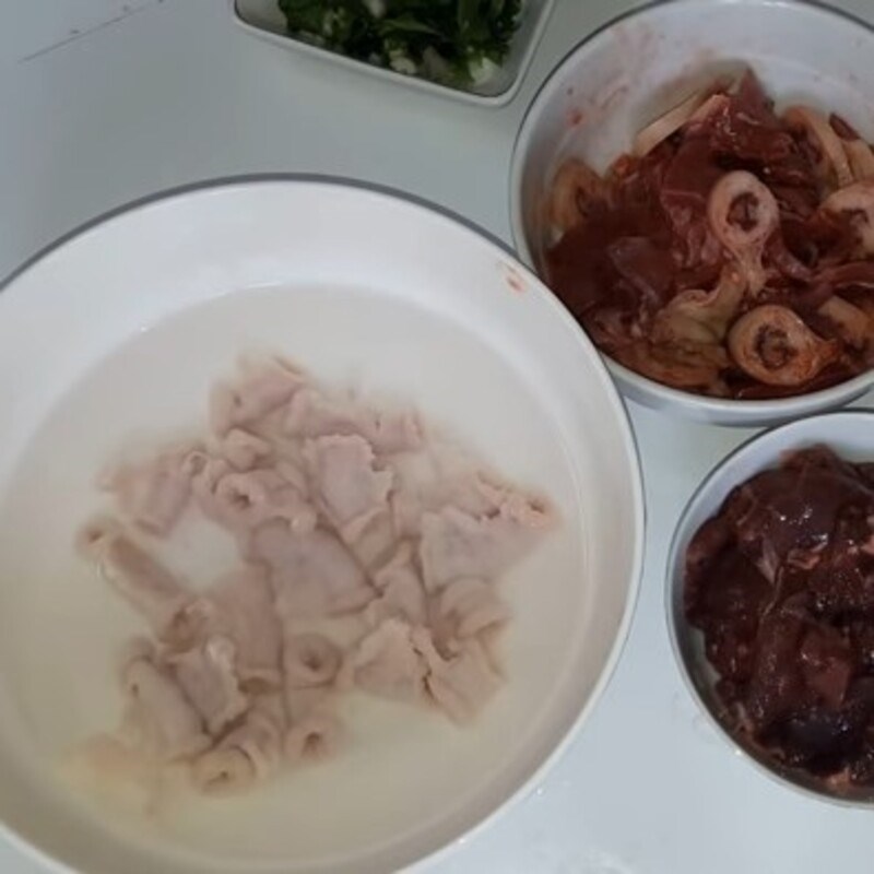 Step 2 Marinate the pig's intestines