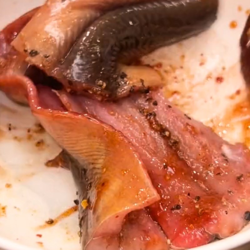 Step 2 Marinating eel Eel in salt and chili water (Recipe shared from Tiktok Cooking with TasteVN)