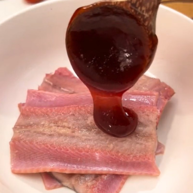 Step 2 Marinating eel Eel in salt and chili water (Recipe shared from Tiktok Cooking with TasteVN)