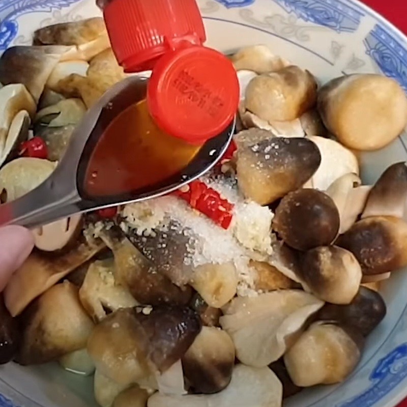 Step 2 Marinate mushrooms Stir-fried straw mushrooms with satay